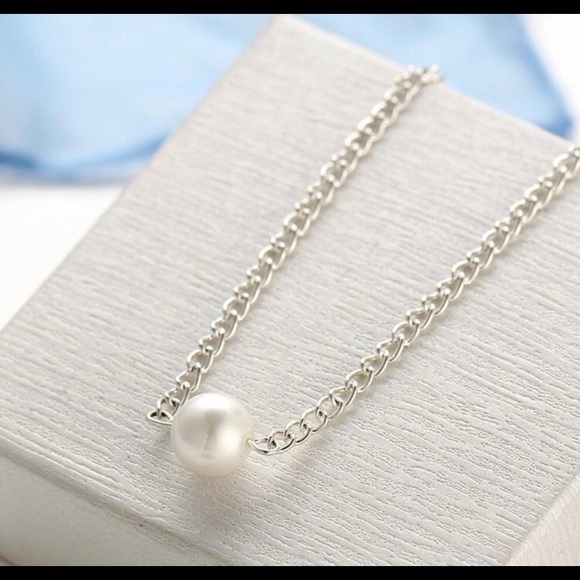 Simplistic Pearl Necklace - Picture 5 of 8